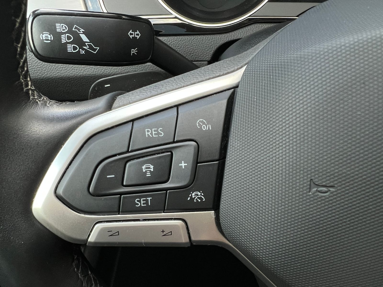 Fahrzeugabbildung Volkswagen Passat Variant Elegance 2.0 TDI DSG *AHK, IQ-Lig