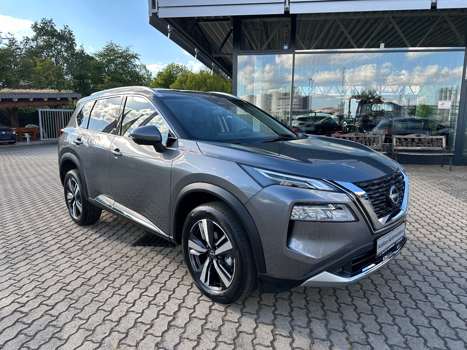 Fahrzeugabbildung Nissan X-Trail 1.5 VC-T Tekna NAVI+ProP+HUD+360+SH+5SI