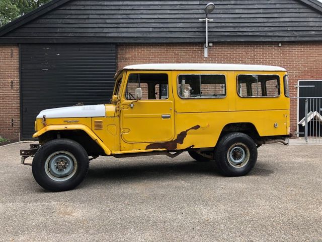 Toyota Land Cruiser HJ45 trooper buschtaxi