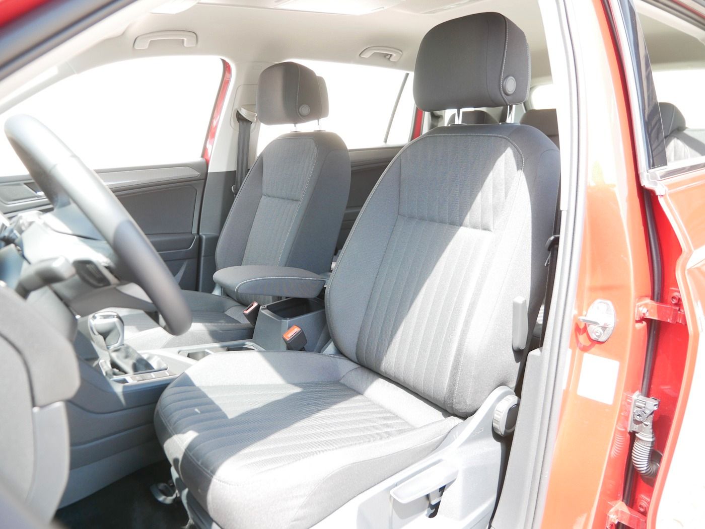 Fahrzeugabbildung Volkswagen Tiguan Allspace 1.5 TSI Life NEU53T AHK Matrix 7
