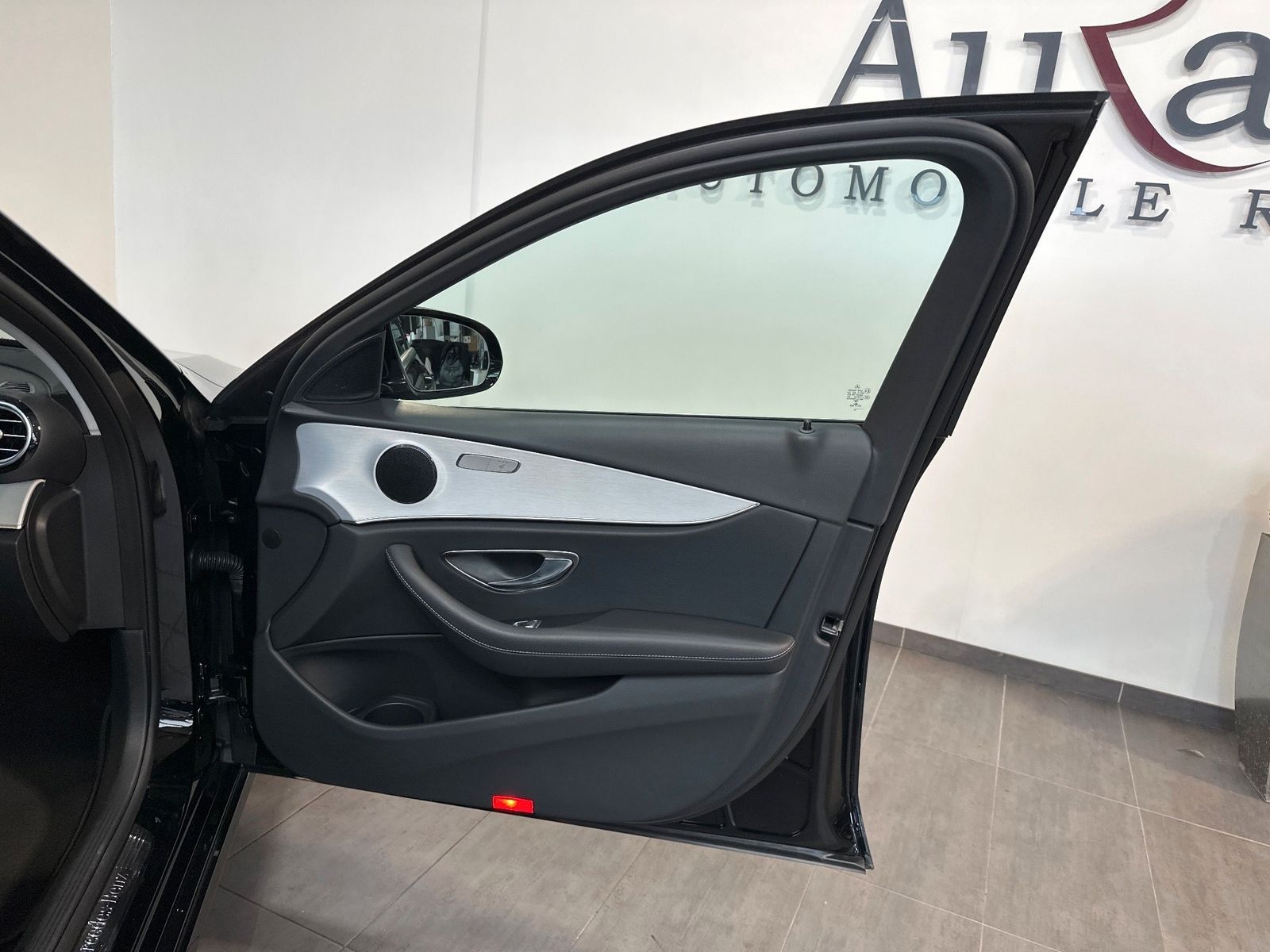 Fahrzeugabbildung Mercedes-Benz E 300 de T Avantgarde NAV+LED+PANO+ACC+18ZOLL