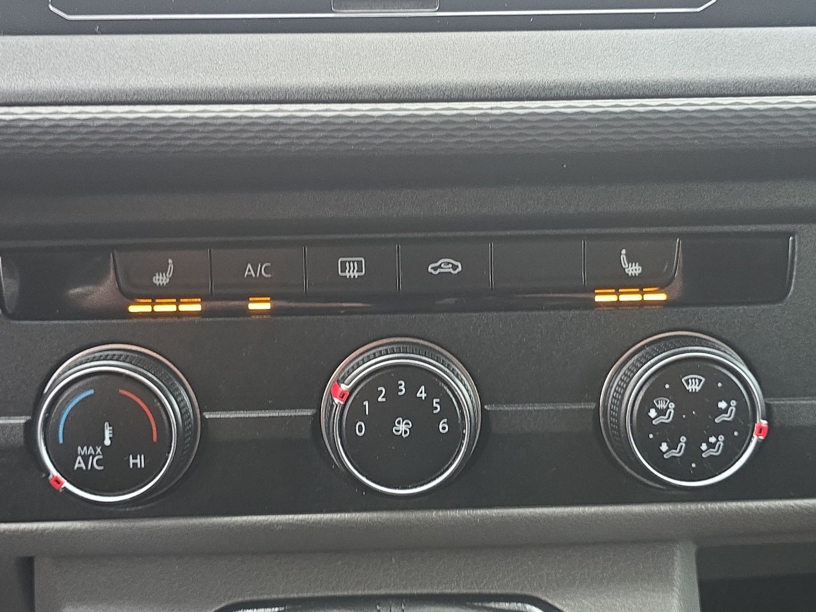 Fahrzeugabbildung Volkswagen T6 Transporter Kombi Lang 9-Sitze Tempomat SHZ