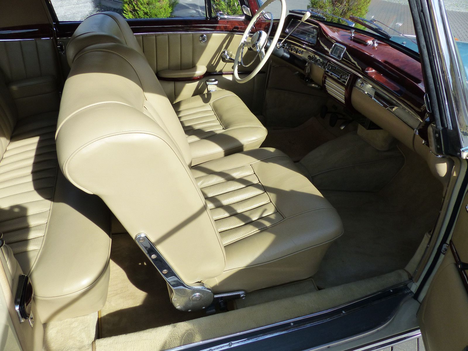 Fahrzeugabbildung Mercedes-Benz 220
