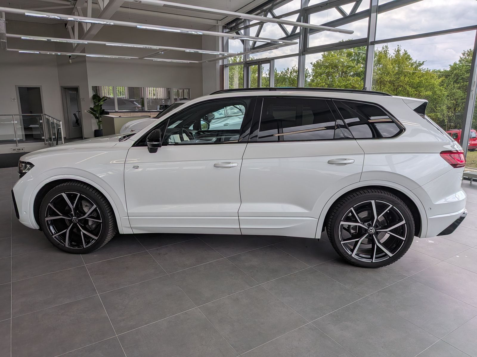 Fahrzeugabbildung Volkswagen Touareg 3.0TDI 4M R-Line VOLL Black 22" UPE 114T