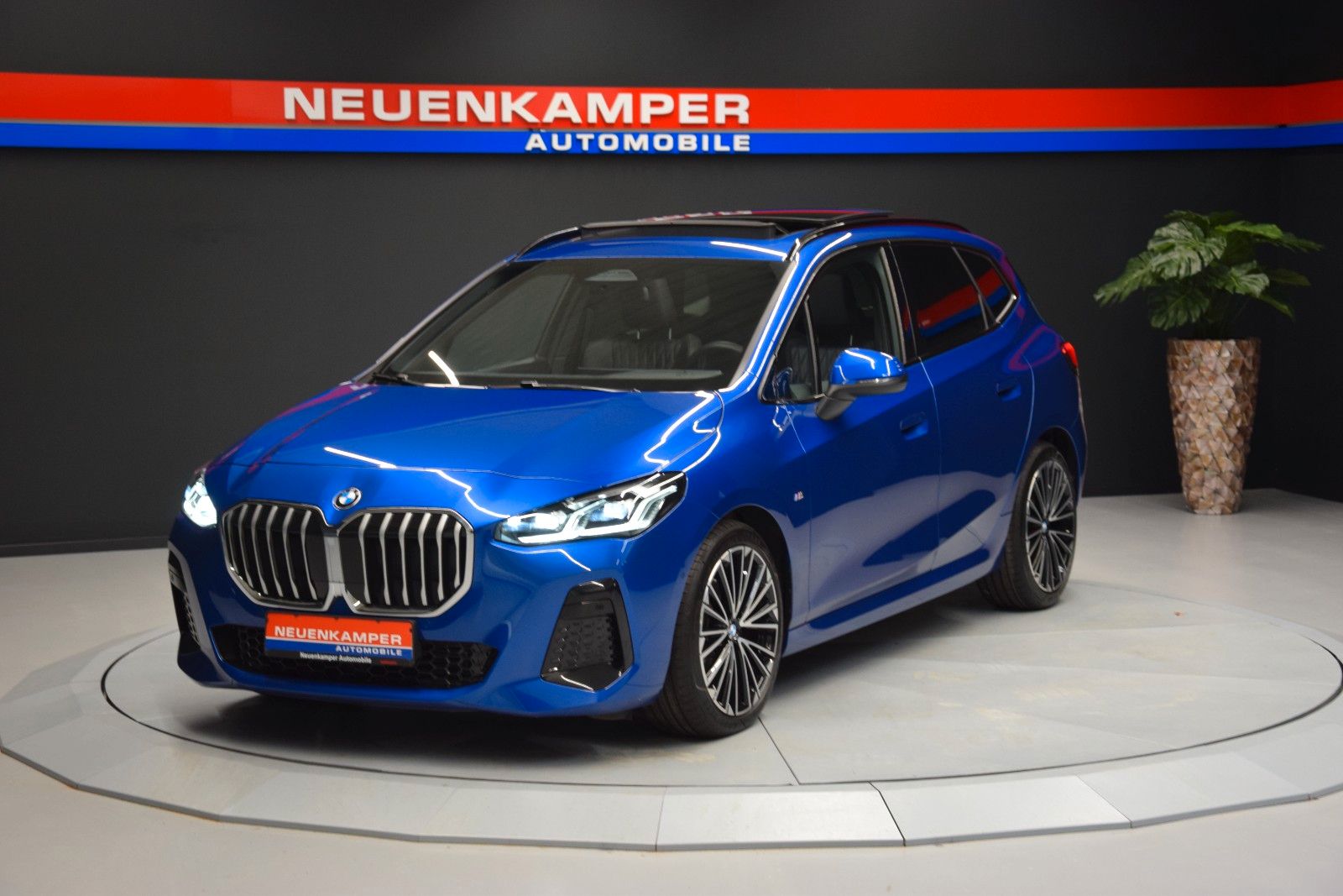 Fahrzeugabbildung BMW 218 i  Active Tourer M Sport Pano ACC Leder H&k