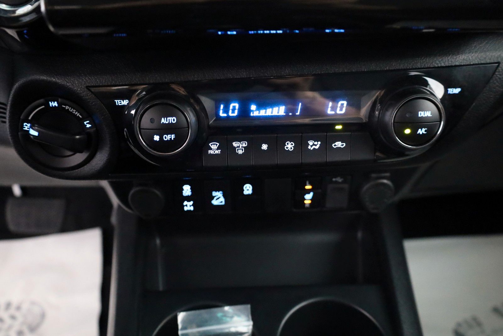 Fahrzeugabbildung Toyota Hilux 2.8 D-4D Invincible, CarPlay, HardTop, AHK