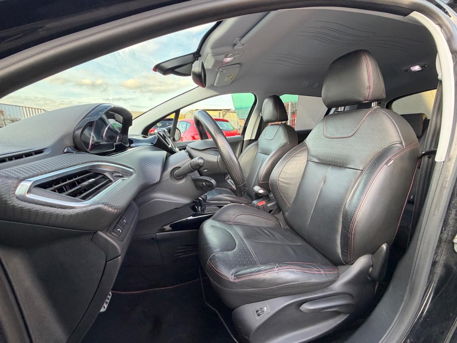 Peugeot 2008 Allure GT-Line Aut. *LEDER*KAMERA*NAVI*LED*