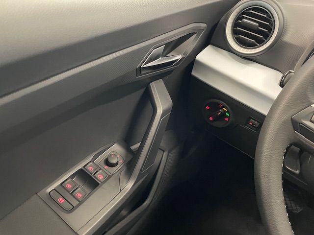 Fahrzeugabbildung SEAT Arona Road Edition Navi LED VerkehrszeichERK Nav