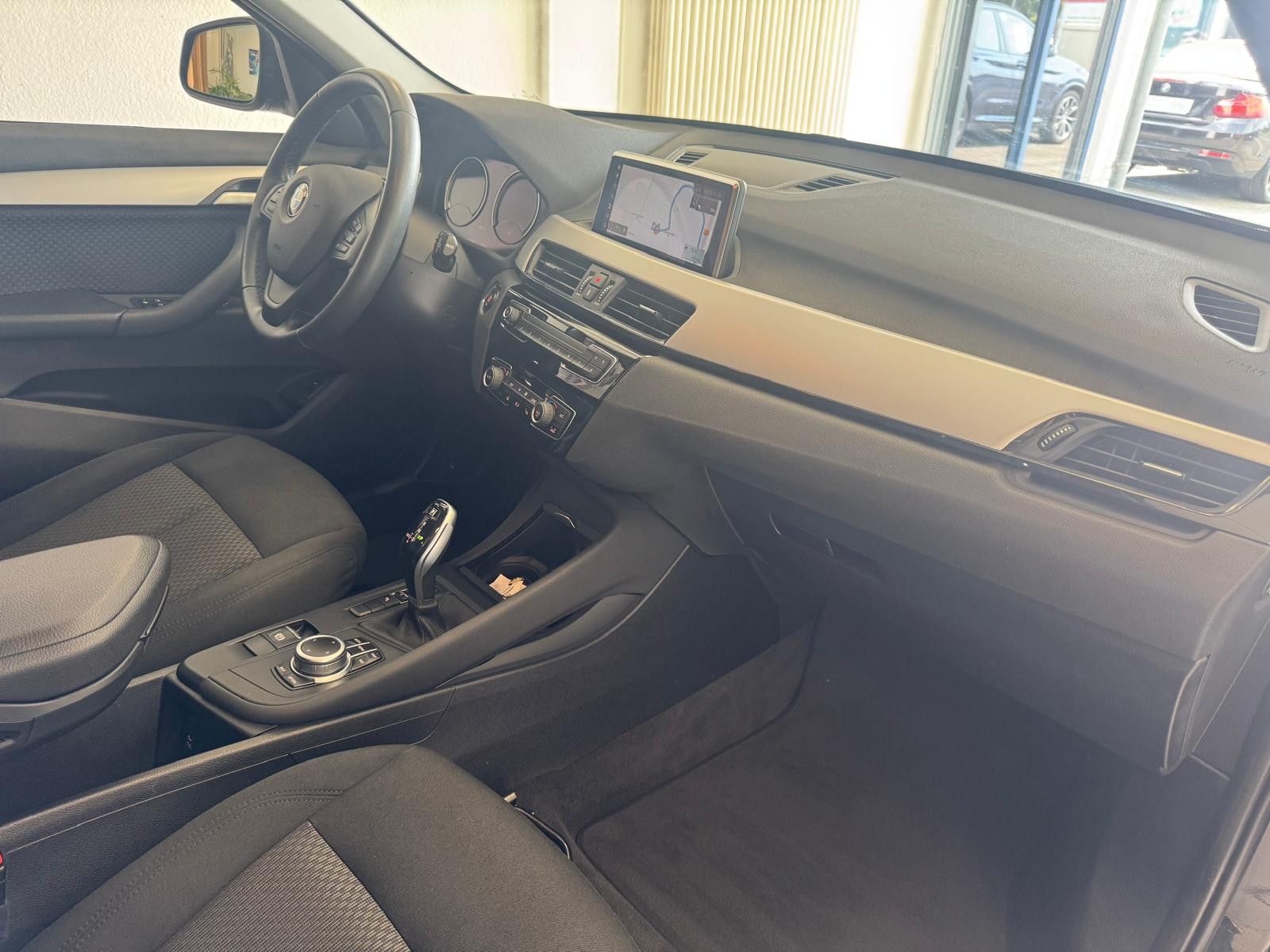 Fahrzeugabbildung BMW X1 Baureihe 18i / NAVI/ SCHECKHEFT / LED /