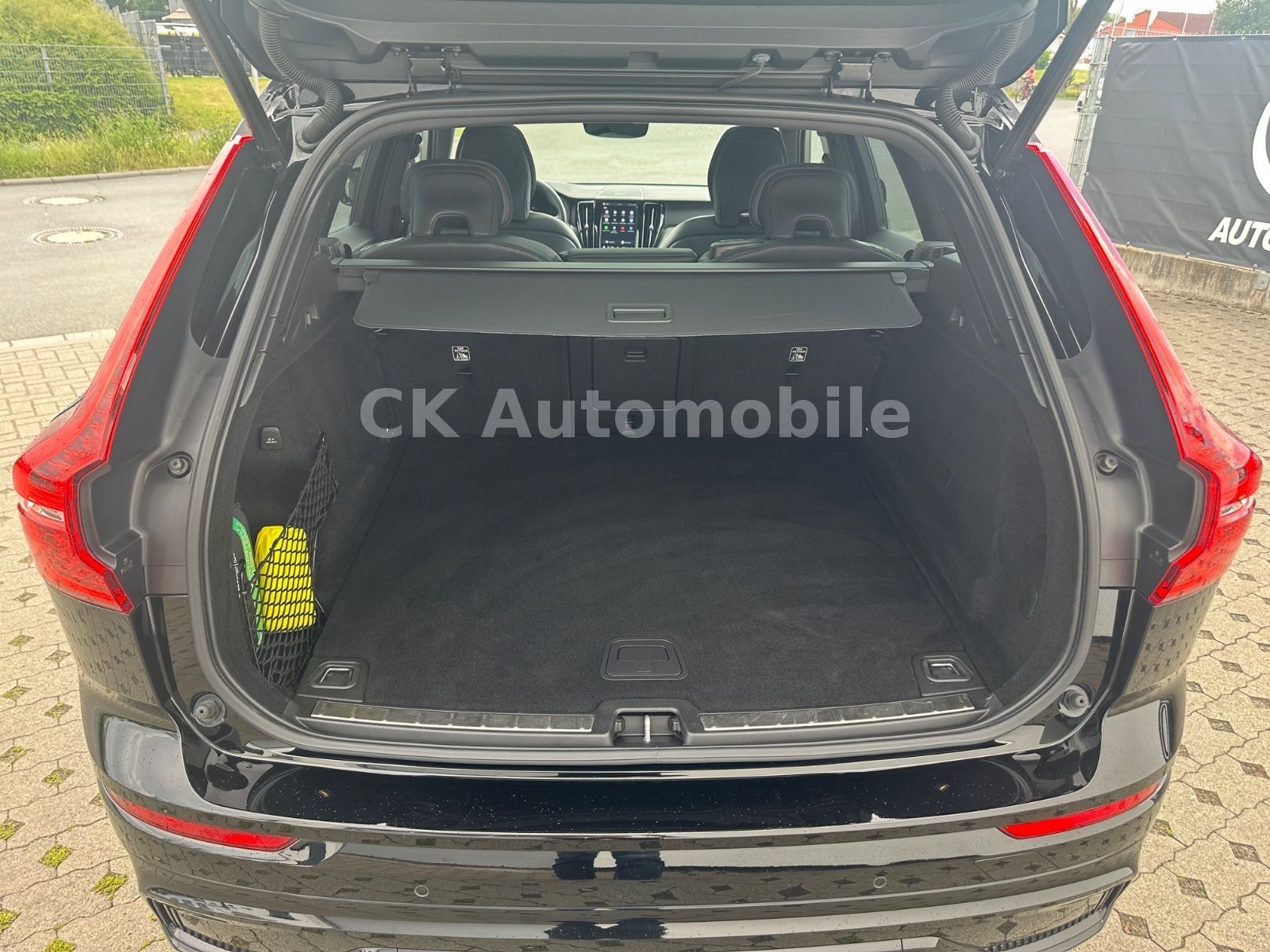 Fahrzeugabbildung Volvo XC60 R Design 2WD/Navi/Pano/Kamera/LED