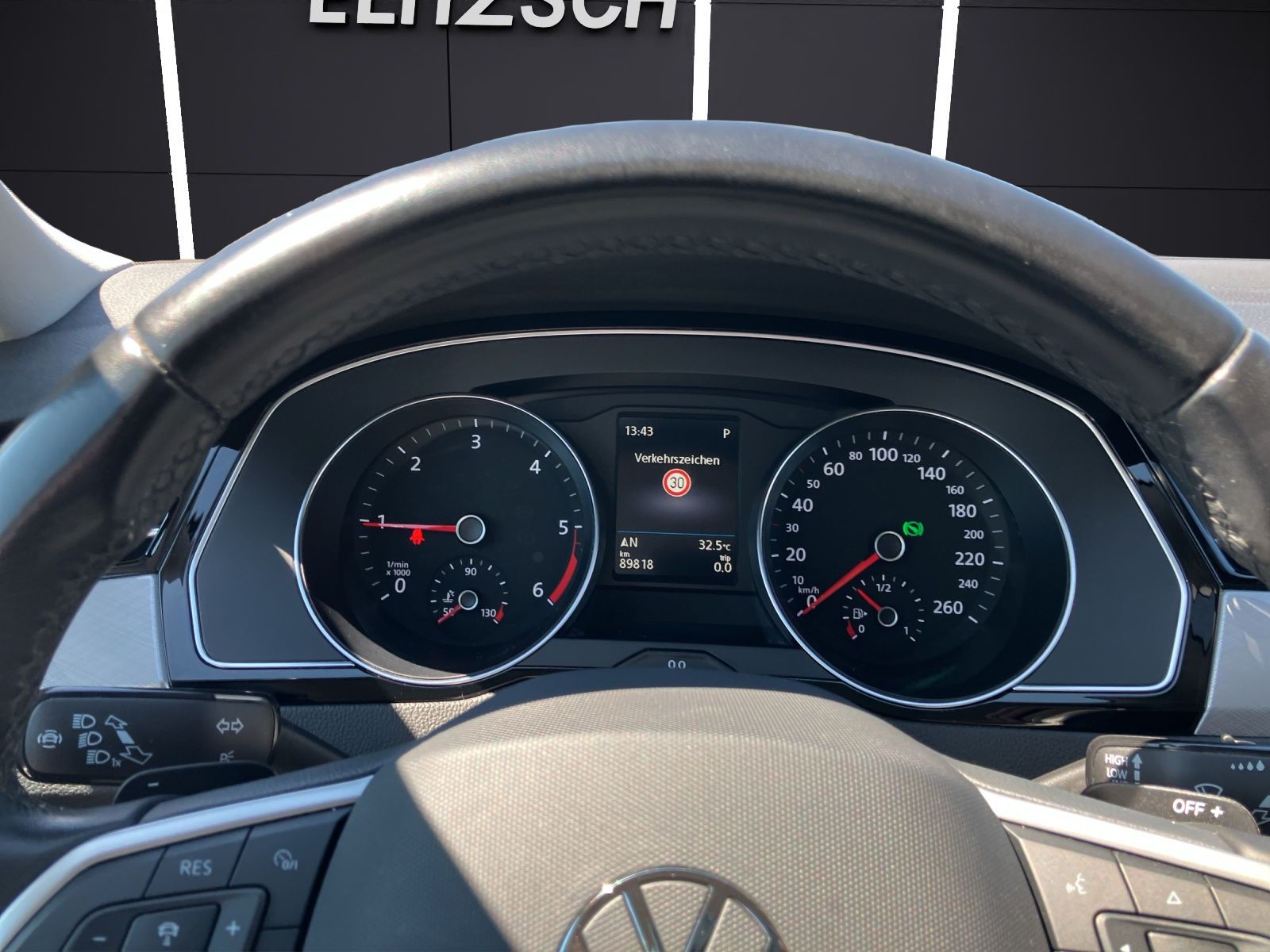 Fahrzeugabbildung Volkswagen Passat Variant TDI Business DSG LED AHK Navi ACC