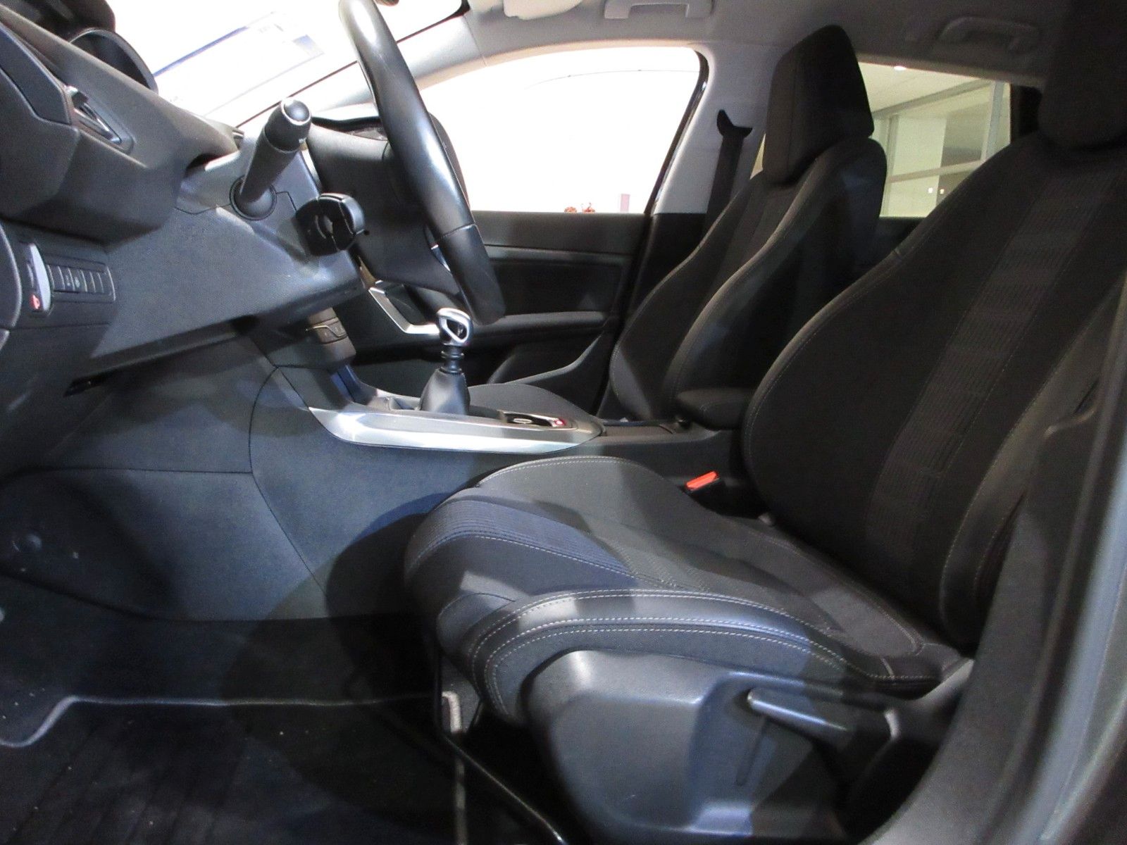 Fahrzeugabbildung Peugeot 308 SW Allure 1.2T LED/NAVI/PDC/R´CAM/BLIS