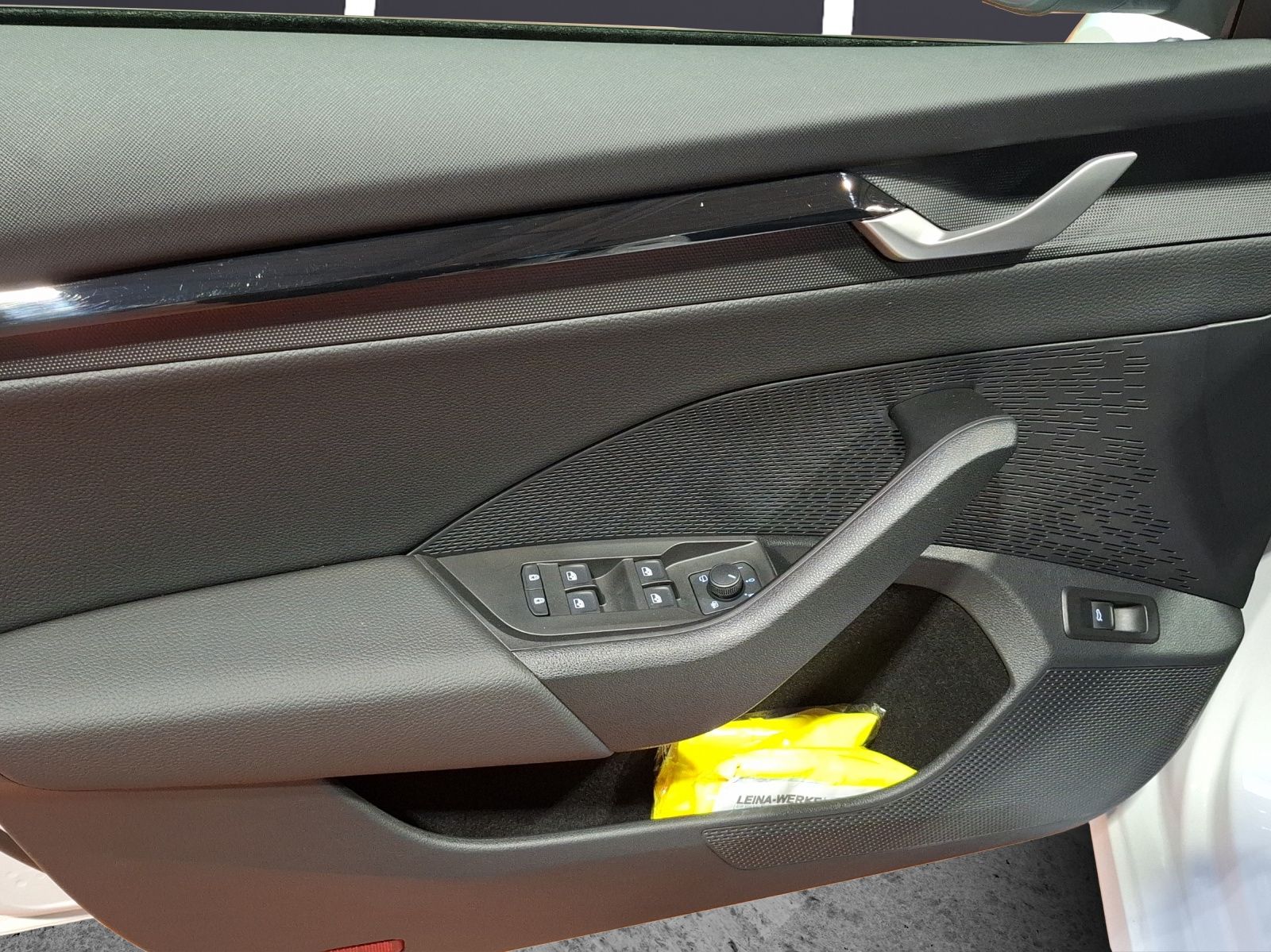 Fahrzeugabbildung SKODA Octavia Combi TDI Sportline DSG Matrix Navi HUD