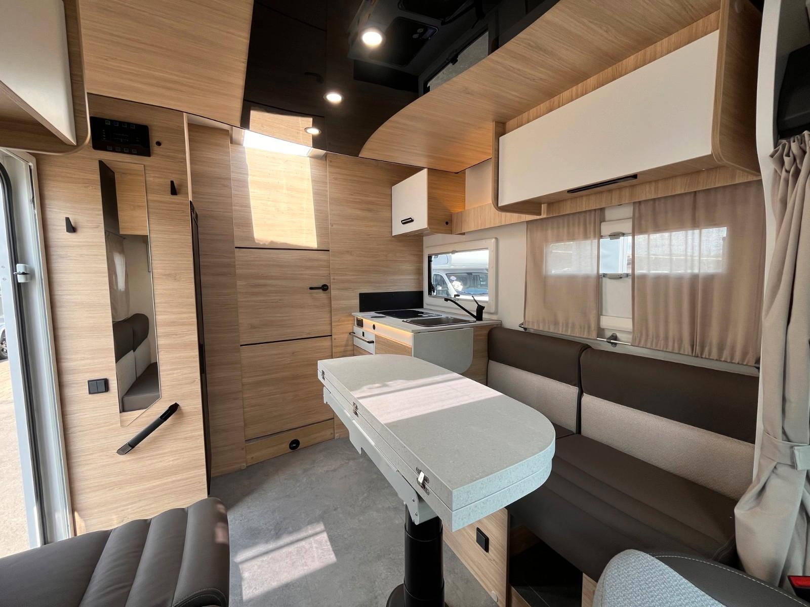 Challenger 317 Ultimate Solar Markise mit Hubbett – Foto 22 von 27