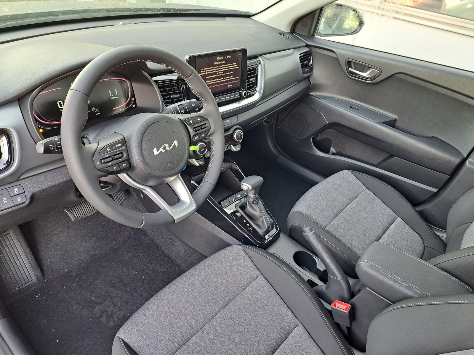 Fahrzeugabbildung Kia Stonic 1.0 T-GDI AUTOMATIK LED NAVI WINTERPAKET