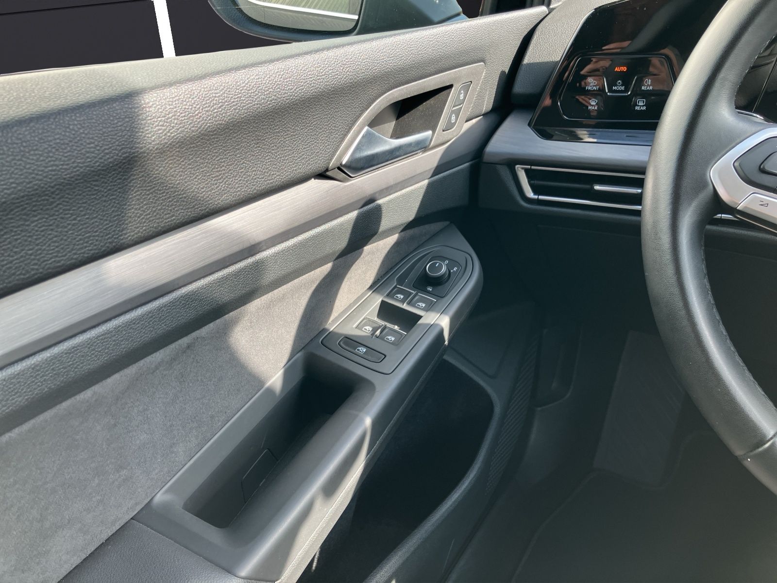 Fahrzeugabbildung Volkswagen Golf VIII Variant TDI Style DSG LEDplus Navi AID
