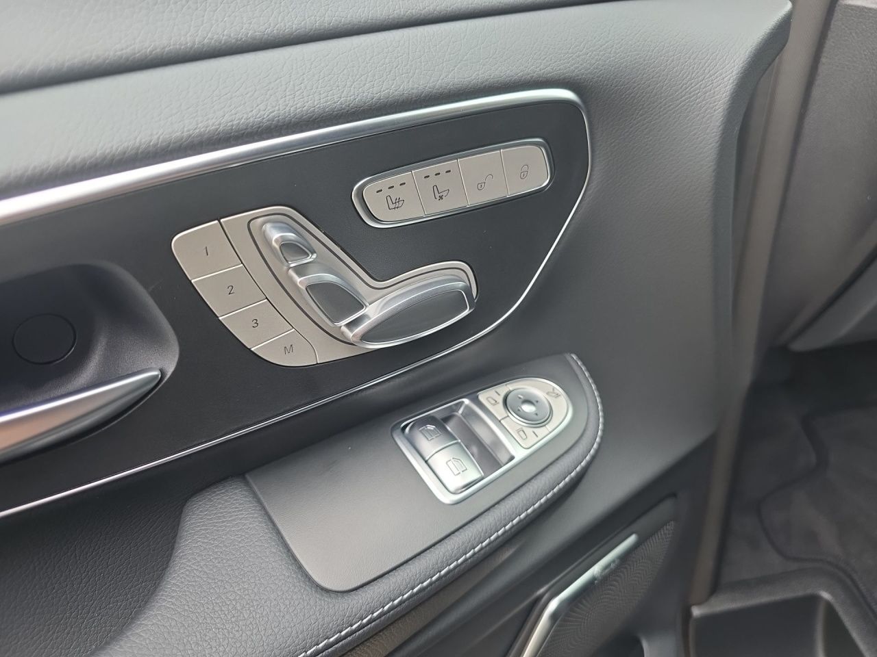 Fahrzeugabbildung Mercedes-Benz V 300 d AVG/L*Allrad*8-Sitzer*AHK*Standheizung*3