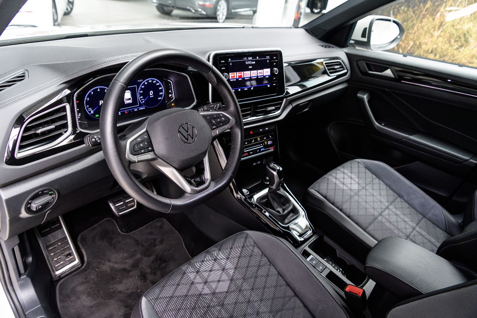 Fahrzeugabbildung Volkswagen T-Roc R-Line 1.5 TSI DSG LED+KAMERA+KEYLESS