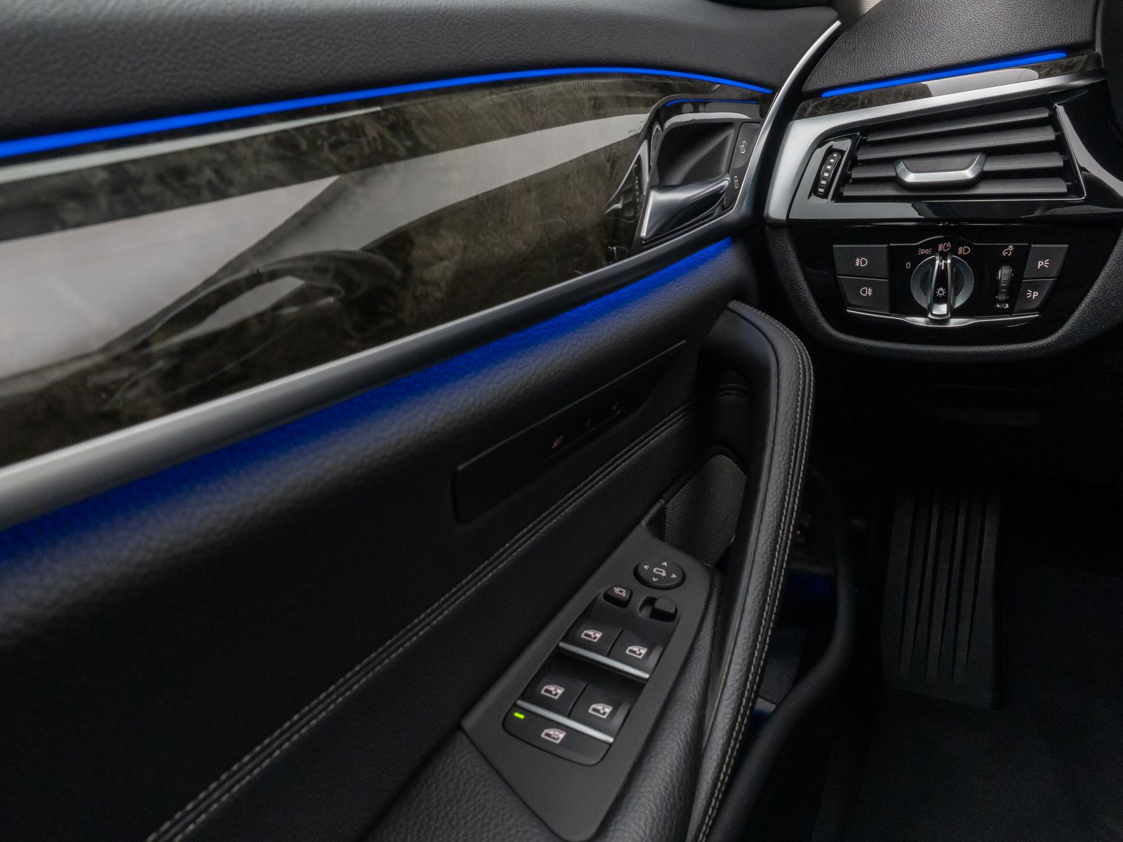 Fahrzeugabbildung BMW 530d xD SportLine 360°HUD DAB H/K 4xKlima Komfor