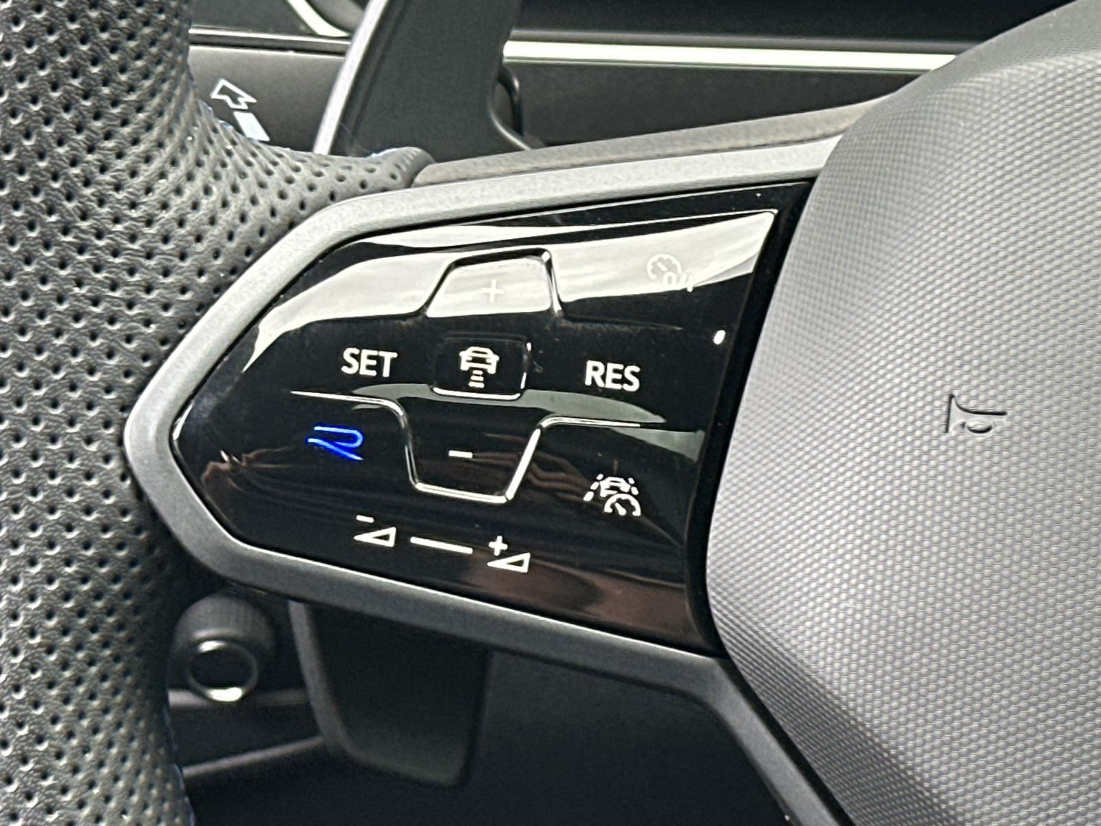 Fahrzeugabbildung Volkswagen Tiguan R 4M NAV+MATRIX+PANO+AHK+ACC+KAMERA+21ZO