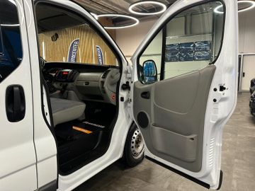 Renault Trafic Combi L1H1 2,7t  verglast*9- Sitzer*AHK*