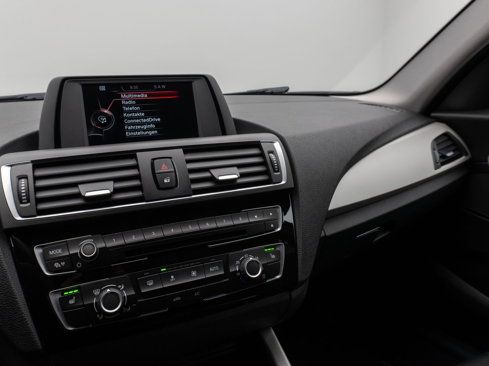 Fahrzeugabbildung BMW 118i Parkassist Sitzheizg USB Regensensor 8fach