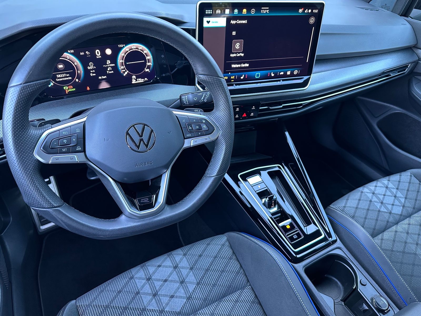 Fahrzeugabbildung Volkswagen Golf 1.5 eTSI R-Line LED+KAM+SHZ+KEYLESS+17ZOLL