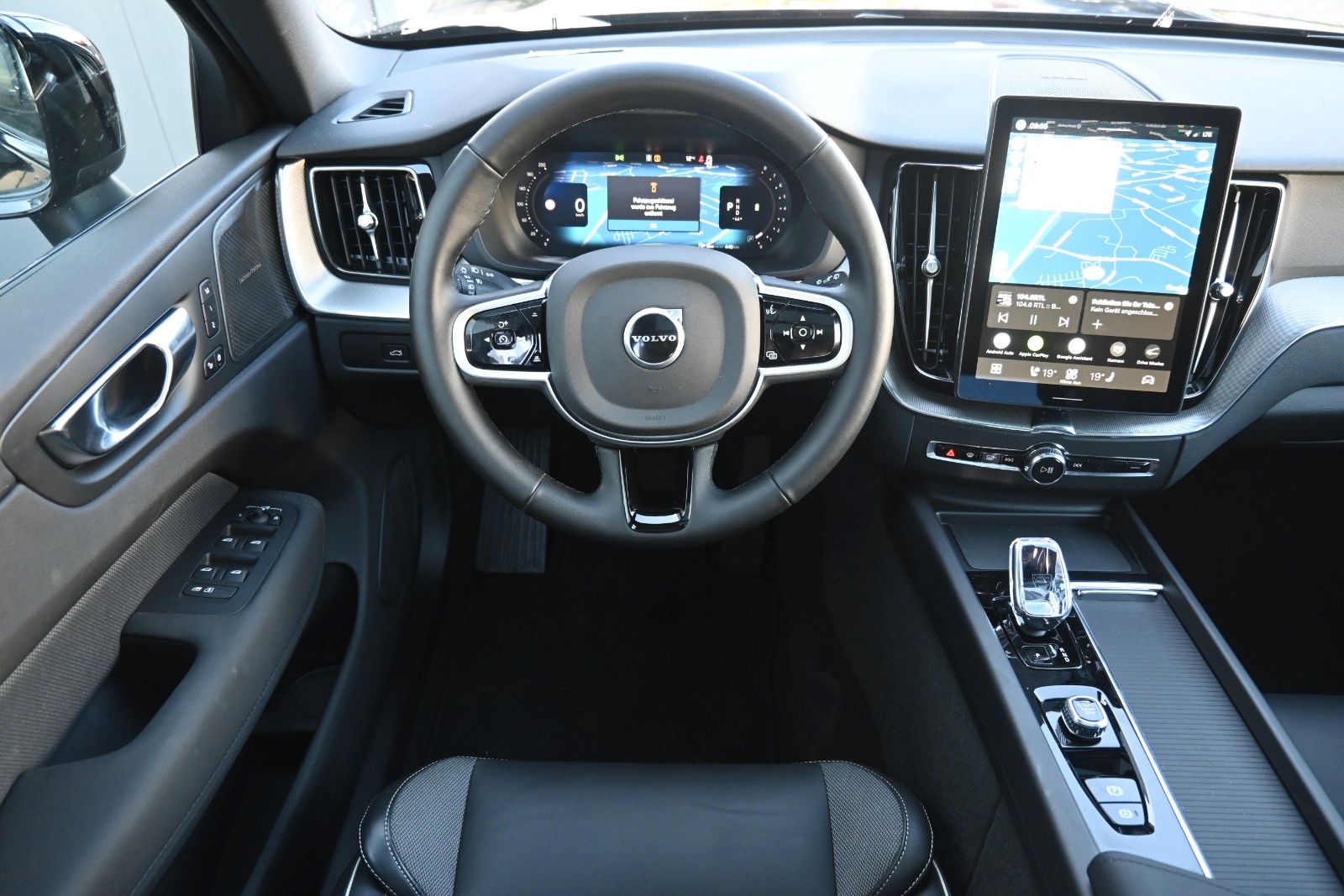 Fahrzeugabbildung Volvo XC60 B5 AWD Plus Black Edition*FSHZG*PANO*360°*