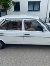 Mercedes-Benz E 230 Oldtimer w123 - Mercedes-Benz E 230 mit Benzin-Antrieb