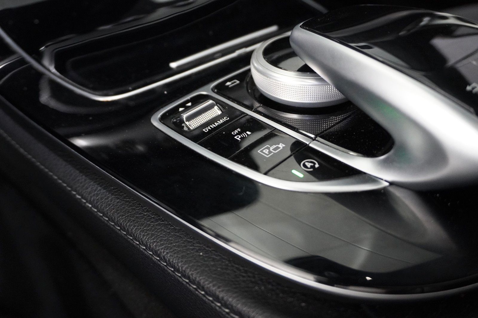 Fahrzeugabbildung Mercedes-Benz E 220D COUPE AVANTGARDE NAVI/LED/KAMERA/SH/PANO.