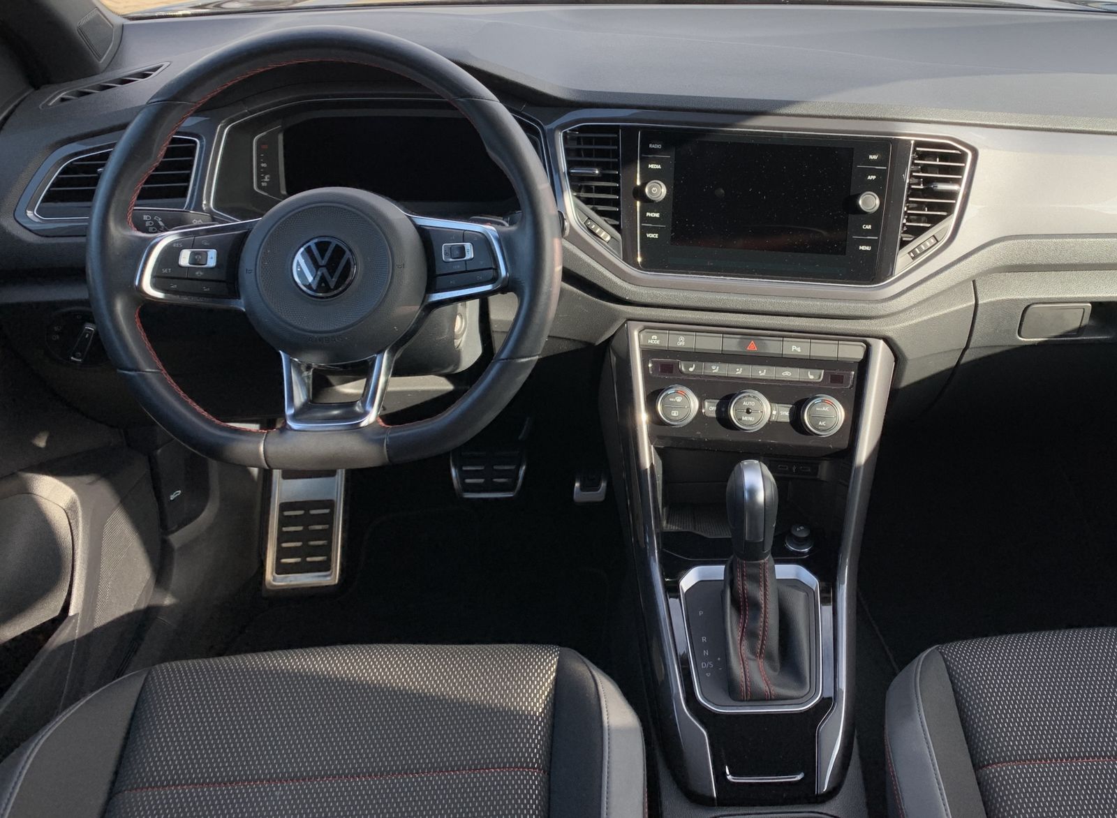 Fahrzeugabbildung Volkswagen T-Roc 1.5 TSI*Sport*Spur*Navi*SHZ*ACC*