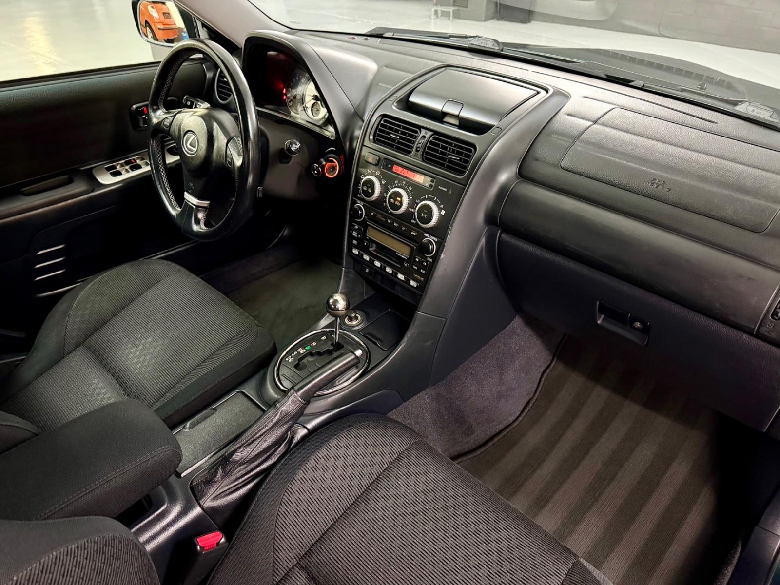 LEXUS IS 300 213 ch BVA 6 cylindres en ligne - 192400 km