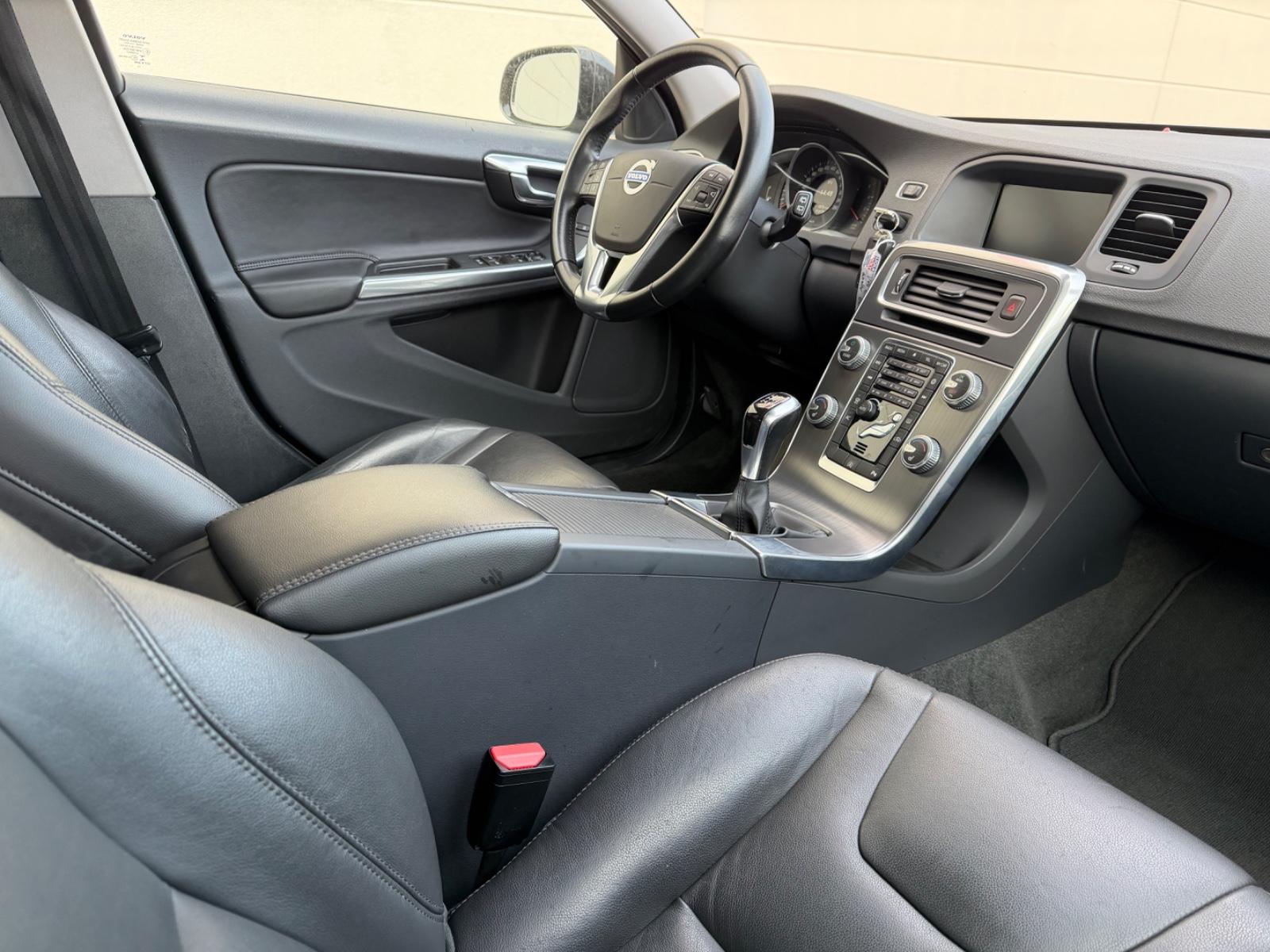 VOLVO V60 CROSS COUNTRY D3 150ch - INTERIEUR CUIR - GPS - SIÈGES CHAUFFANTS -  TOIT PANORAMIQUE