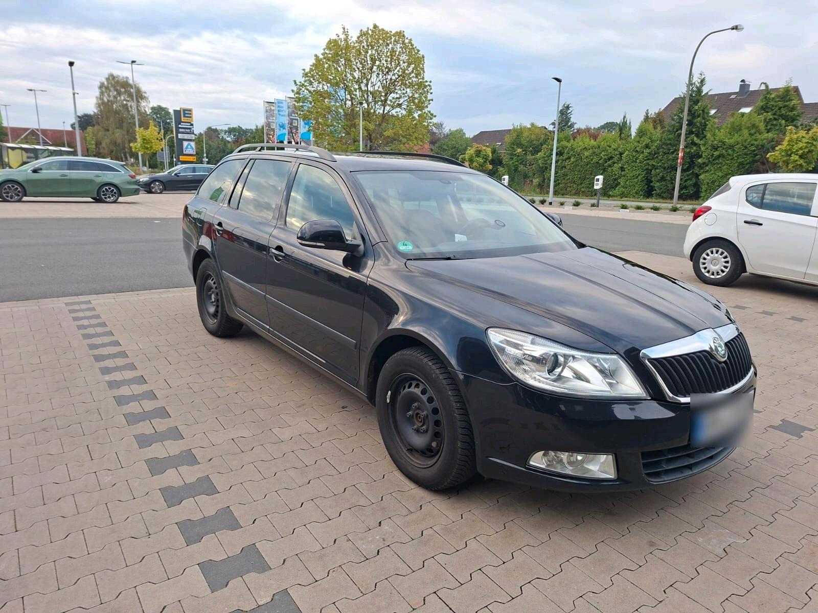 Skoda Octavia 2013 — rear view