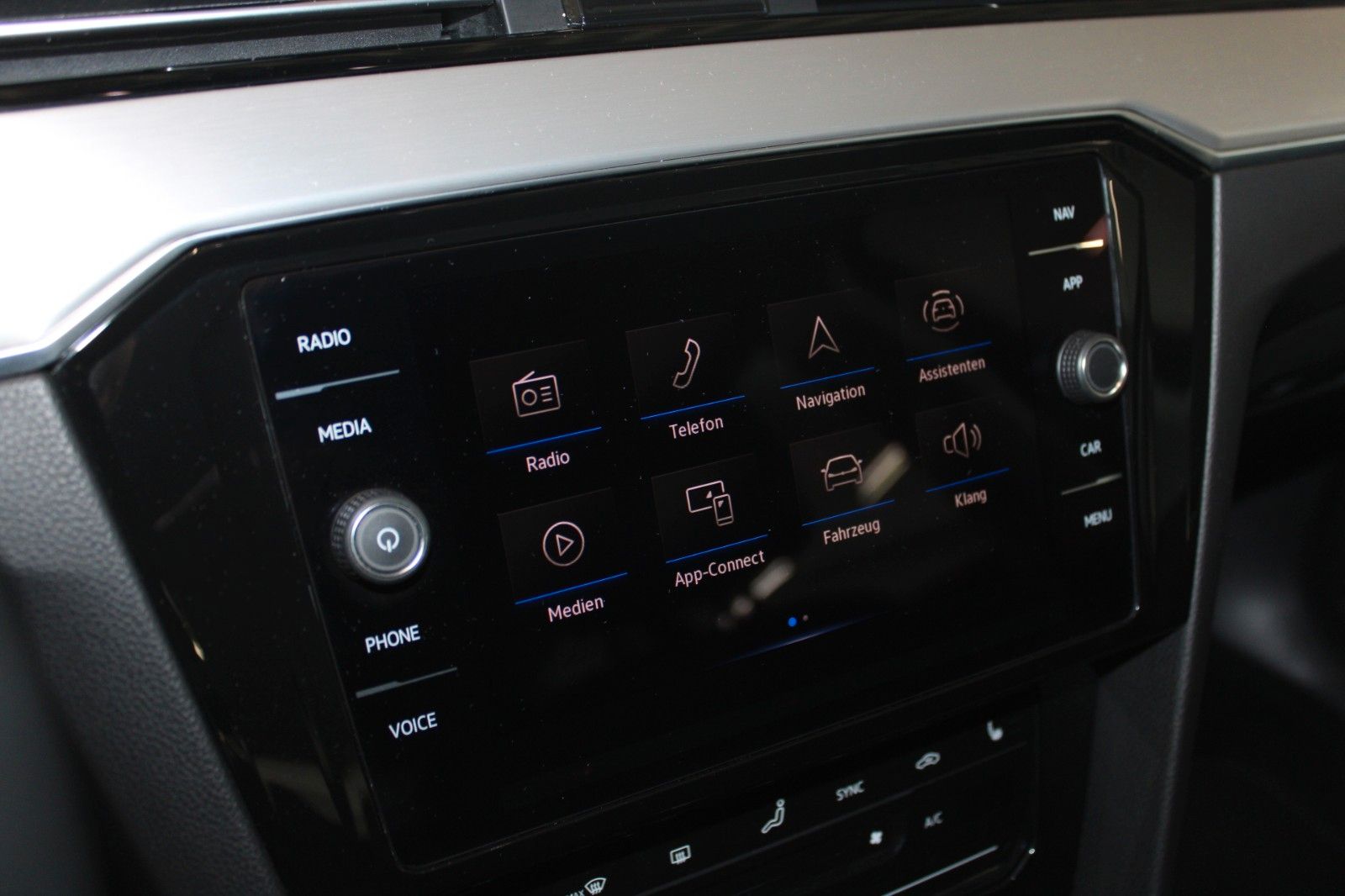 Fahrzeugabbildung Volkswagen Passat 2.0 TDI DSG Elegance LED CAM ACC NAVI uvm