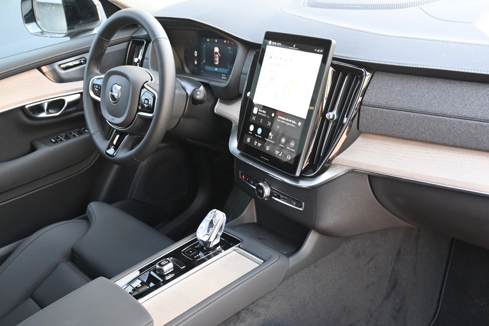 Fahrzeugabbildung Volvo XC90 T8 RC AWD Plus Dark*STDHZG*360°*ACC*AHK