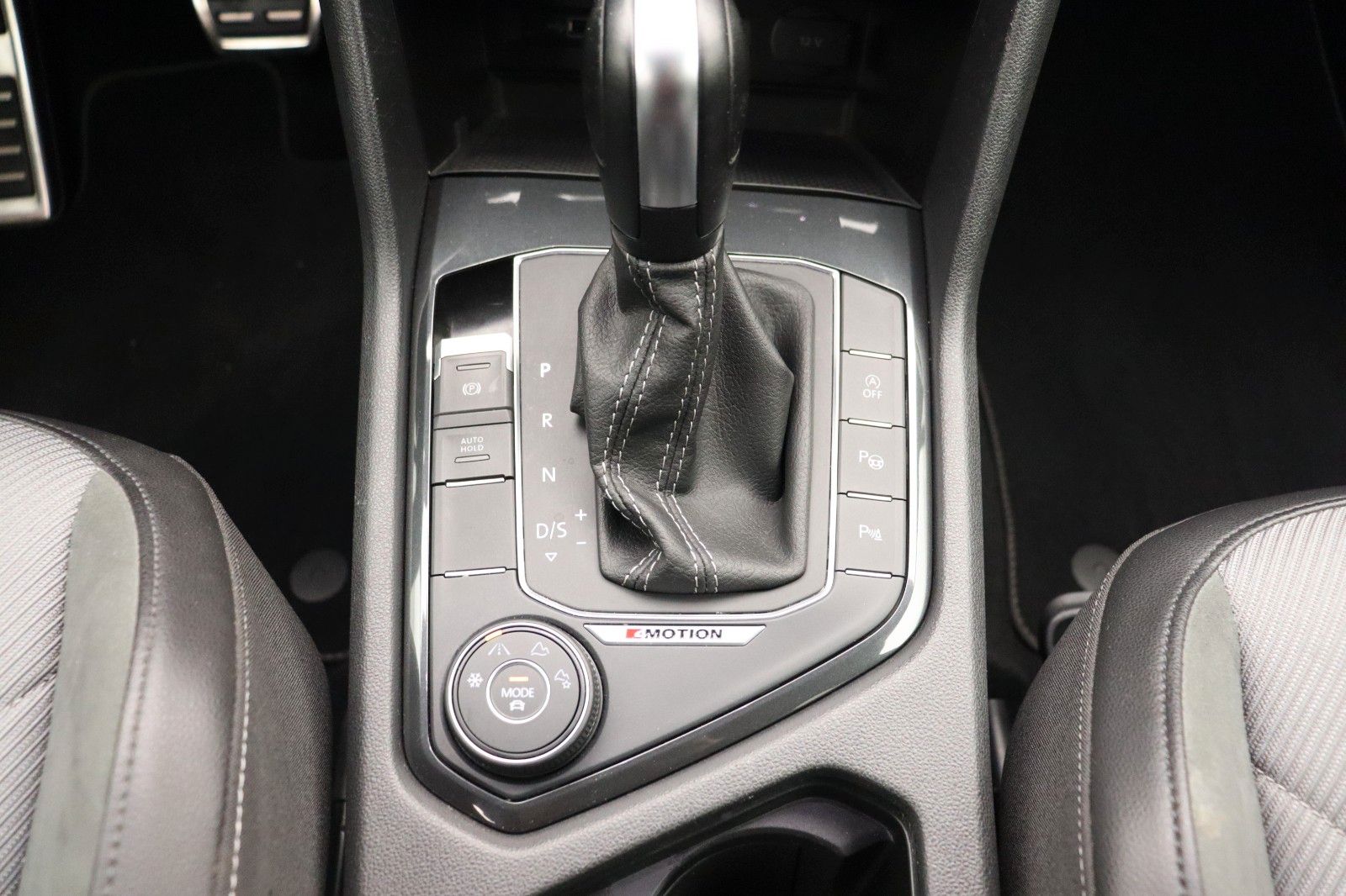 Fahrzeugabbildung Volkswagen Tiguan Highline 4M R-Line Black Style Head-upLED