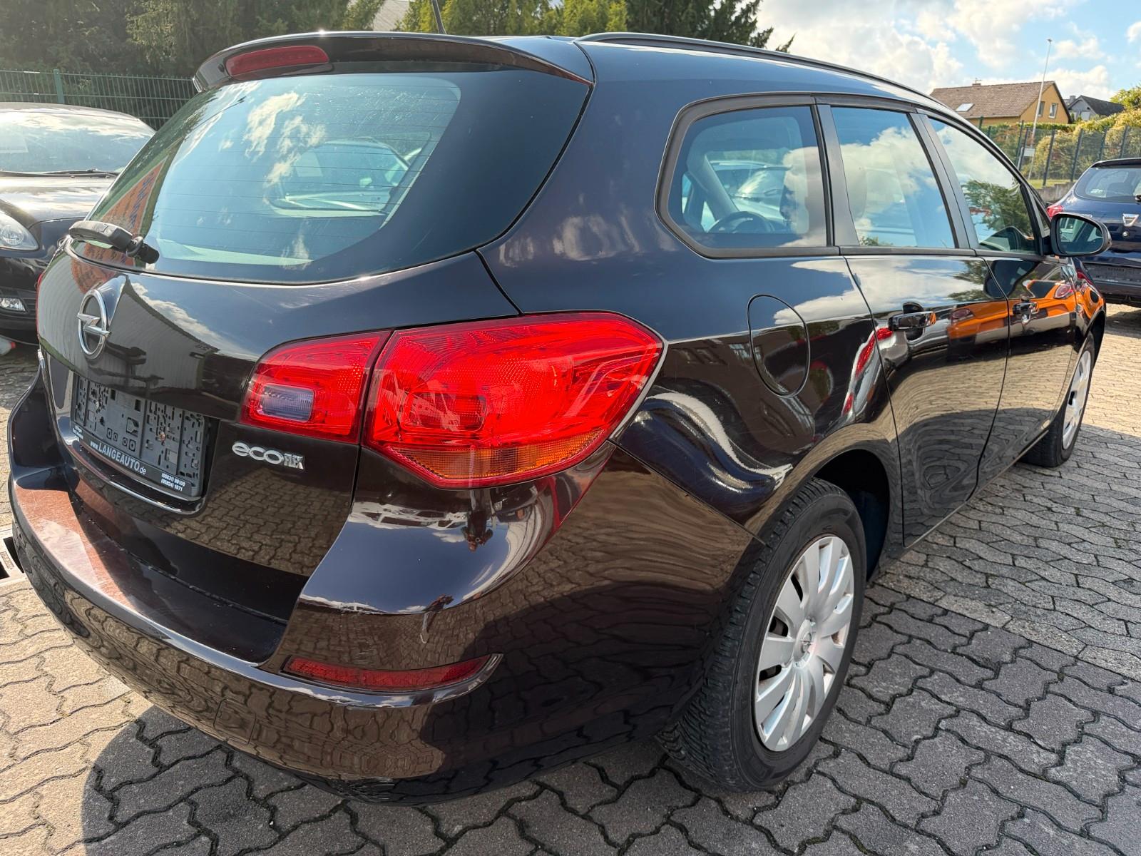 Opel Astra 2012 — салон