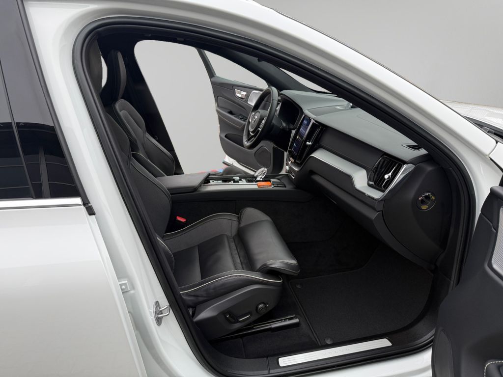 VOLVO XC60 B5 D AWD Ultimate Bright,B&W,AHK.STH Polest VOLVO XC60 B5 D AWD Ultimate Bright,B&W,AHK.STH Polest