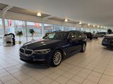 BMW 520i Touring, LEDER, AHK, STANDHEIZUNG, 75000 KM - BMW 520 mit Benzin-Antrieb: Blau, Head-Up Display, Kombi
