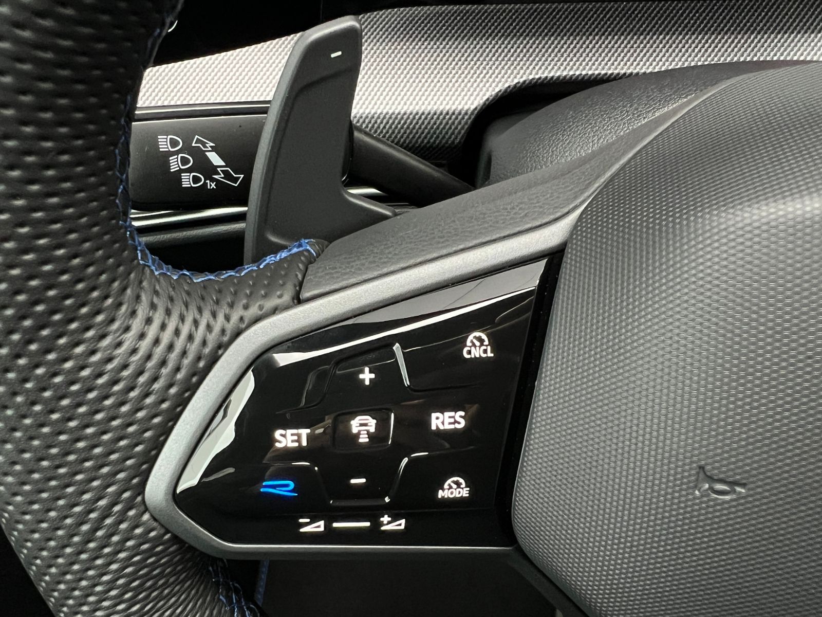 Fahrzeugabbildung Volkswagen Golf VIII R 2.0 TSI DSG 4MOTION *IQ.Light, Black