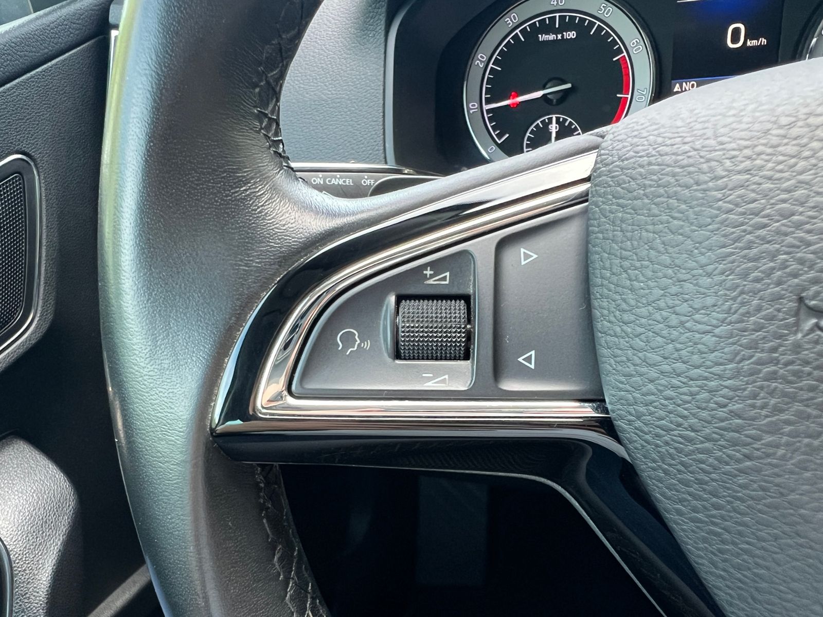 Fahrzeugabbildung SKODA Karoq Style 1.5 TSI ACT DSG *AHK,LED,Navi,18''-L