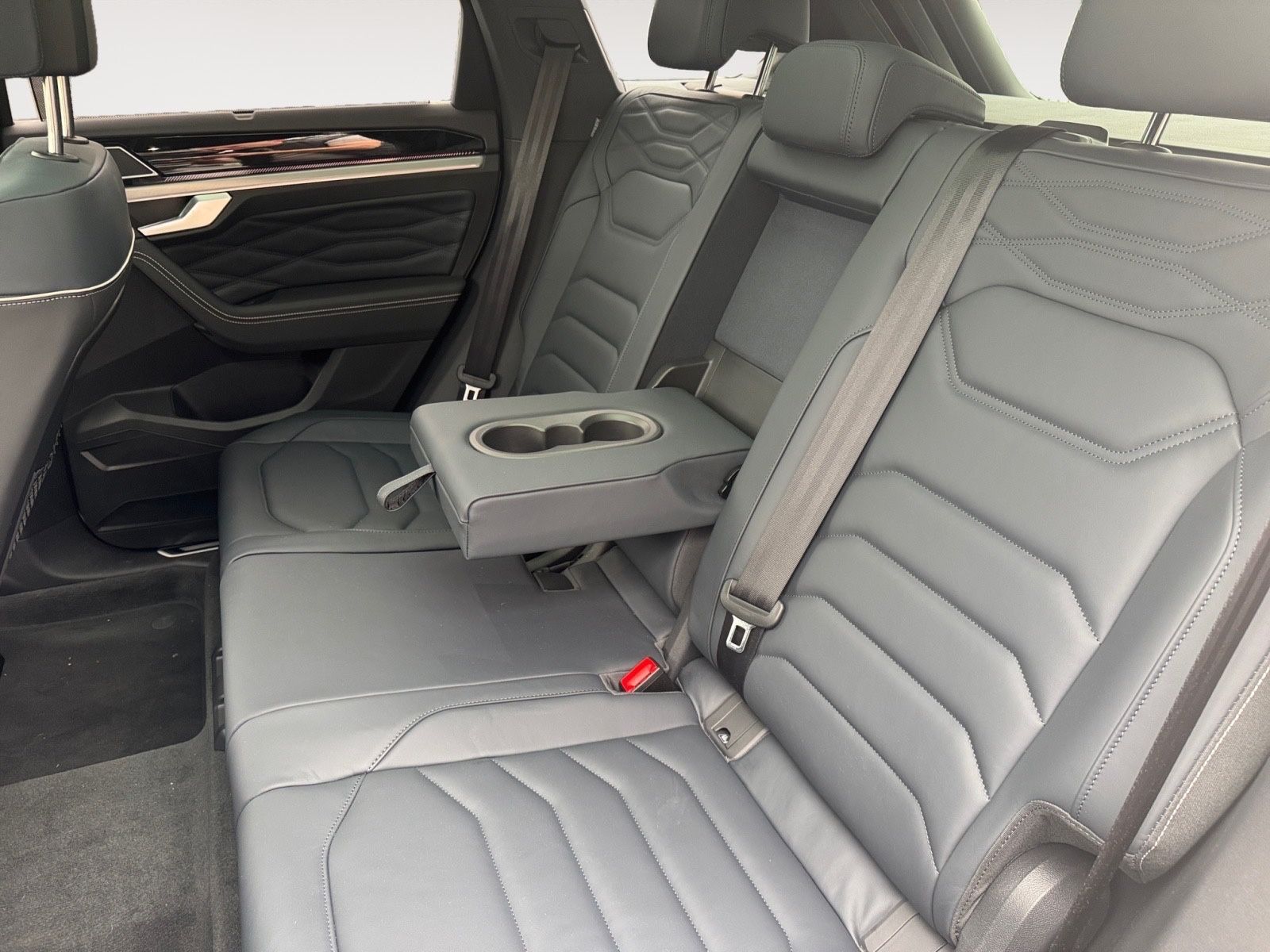 Fahrzeugabbildung Volkswagen Touareg R-Line Black Style Voll Facelift 5J Gara
