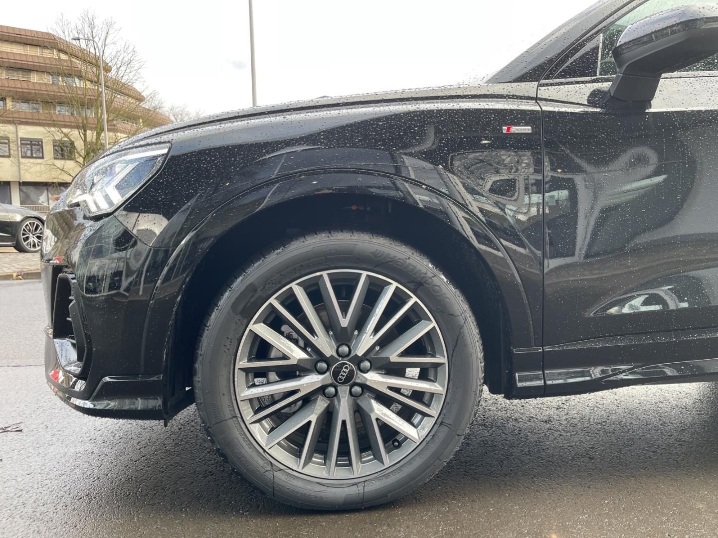 Fahrzeugabbildung Audi Q3 S line 40 TFSI quattro MATRIX, 20", Ass.paket