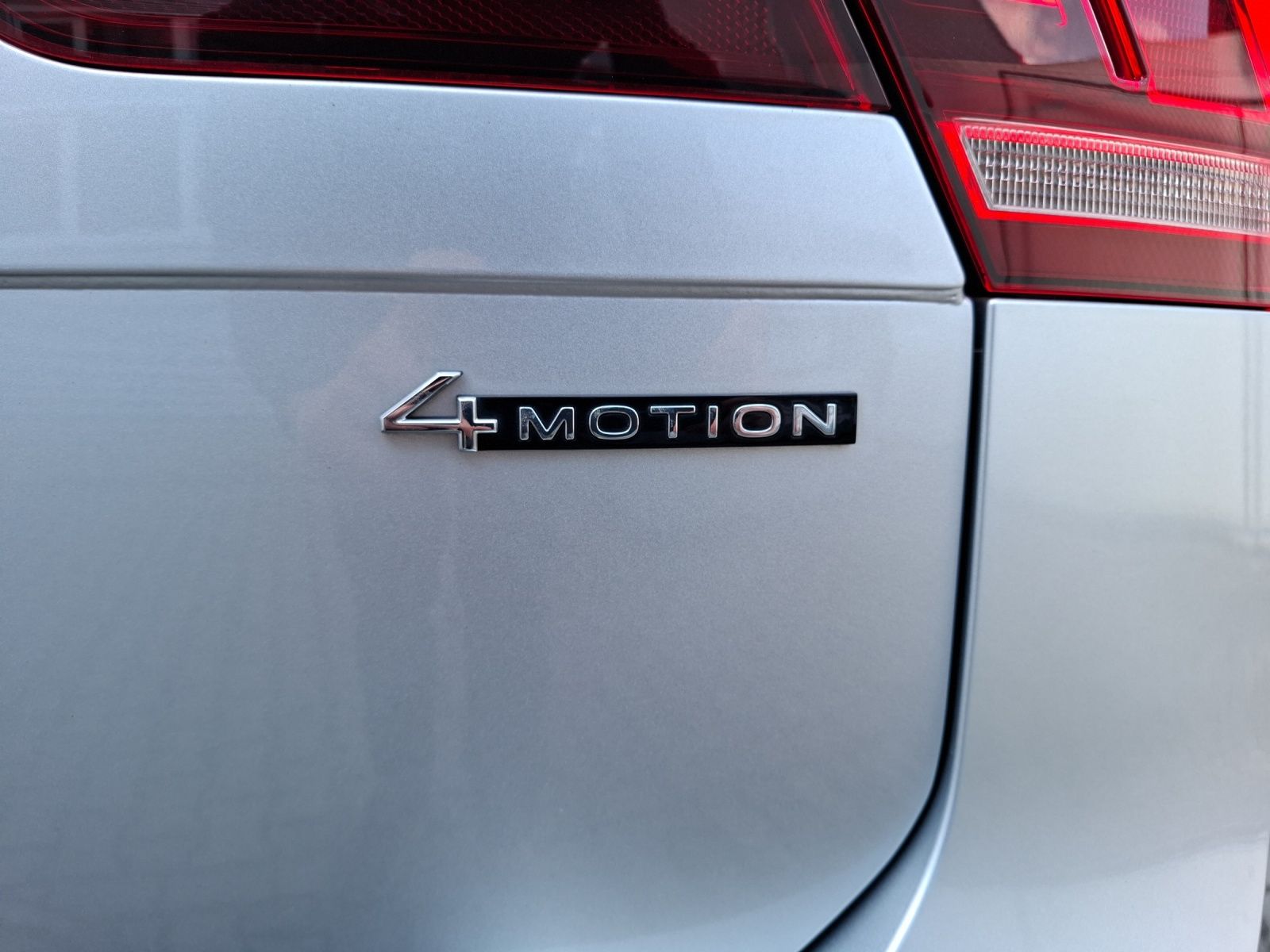 Fahrzeugabbildung Volkswagen Tiguan TSI Elegance DSG 4M Matrix Navi AID ACC R