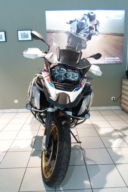 Fahrzeugabbildung BMW R1250GS ADV Style Rallye mit Tankrucksack
