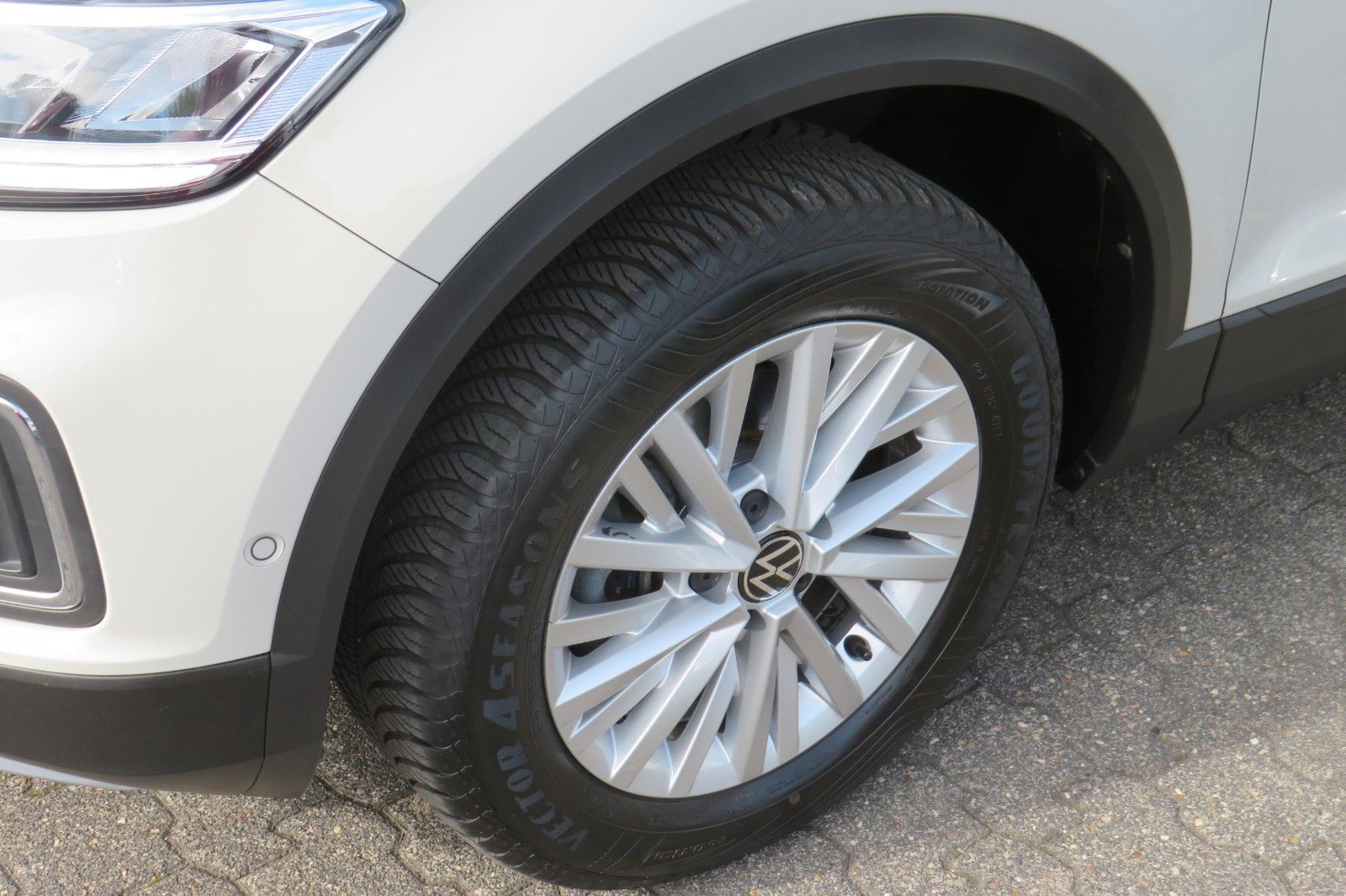 Fahrzeugabbildung Volkswagen T-Roc Life DSG AHK NAVI SITZH. APP-CON. LED 1Hd
