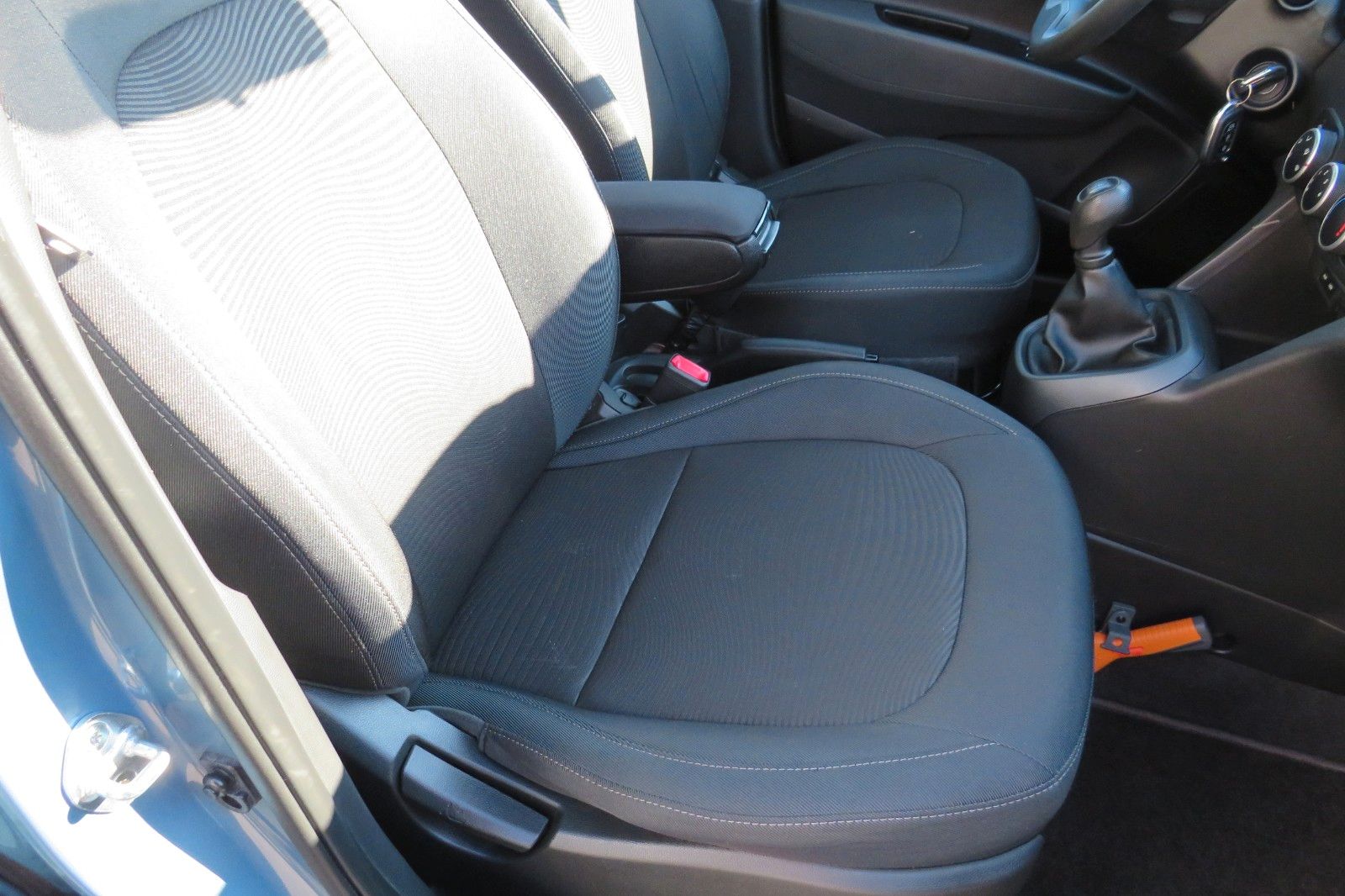 Fahrzeugabbildung Hyundai i10 4-TÜREN KLIMA PDC ALU SCHECKHEFT