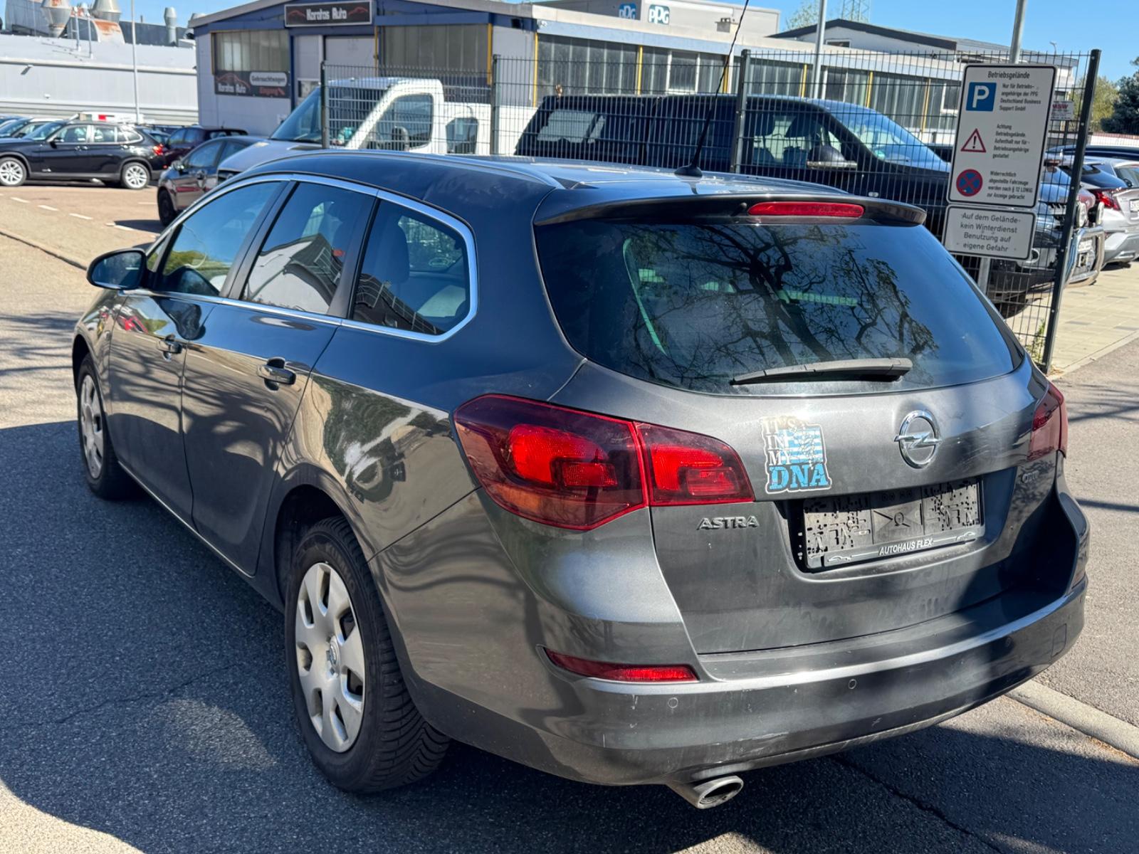 Opel Astra 2011 — photo 7