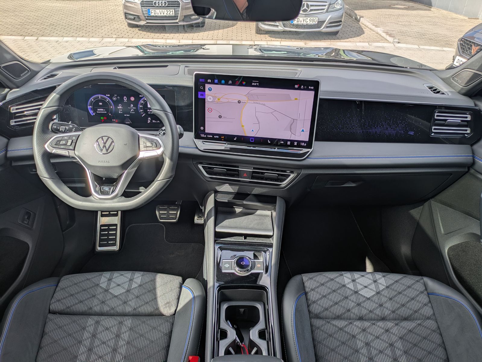Fahrzeugabbildung Volkswagen Tiguan 2.0 TDI 4M R-Line PANO*H&K*AHK*MATRIX*20"